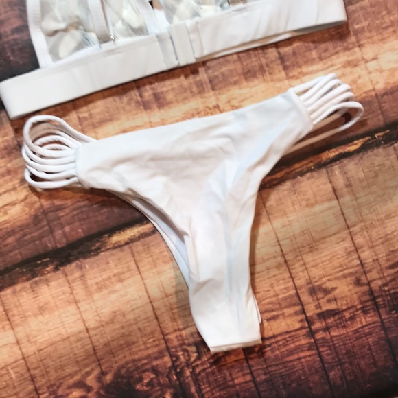 << White Flower Mesh Strappy Cheeky Bikini >> - Picture 7 of 8